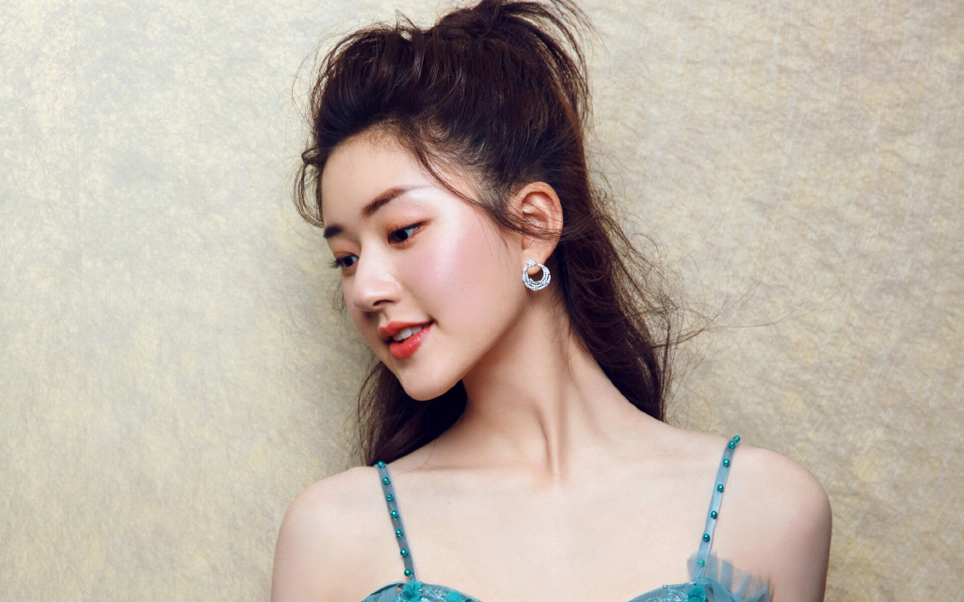 日本国家队在亚洲杯中表现出色，冲击冠军