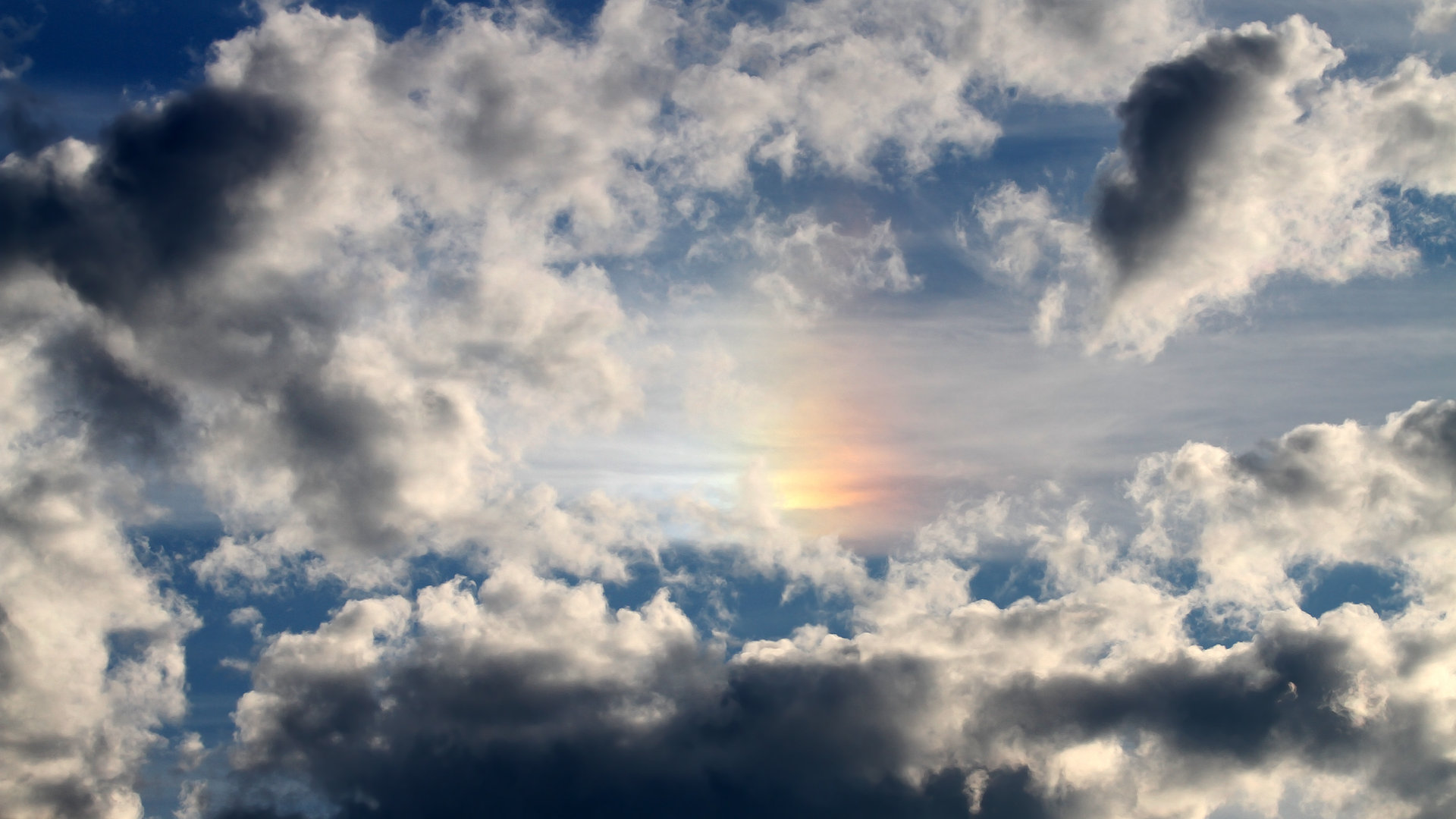 比赛临近气氛紧张训练节奏与战术模拟进入高频冲刺阶段，比赛紧张怎么描述比较好